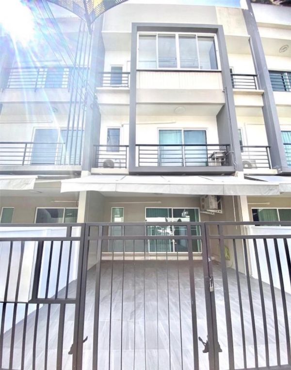 ให้เช่าทาวน์โฮม Baan Klangmuang Sukhumvit 77 ทำเลสุขุมวิท เข้าอยู่ได้ทันที
