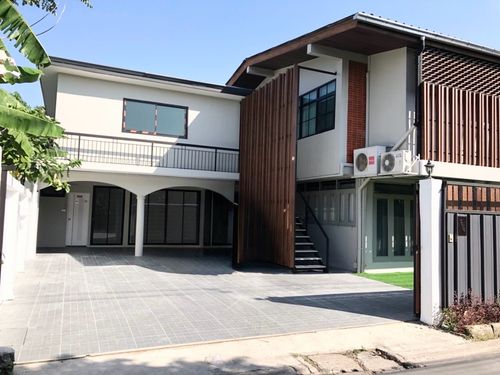 บ้านเช่าลาดพร้าว 35 ใกล้ MRT ลาดพร้าว บ้านเดี่ยวรีโนเวทใหม่ 100 ตร.วา 6 ห้องนอน จอดรถ 8 คัน  เลี้ยงสัตว์ได้