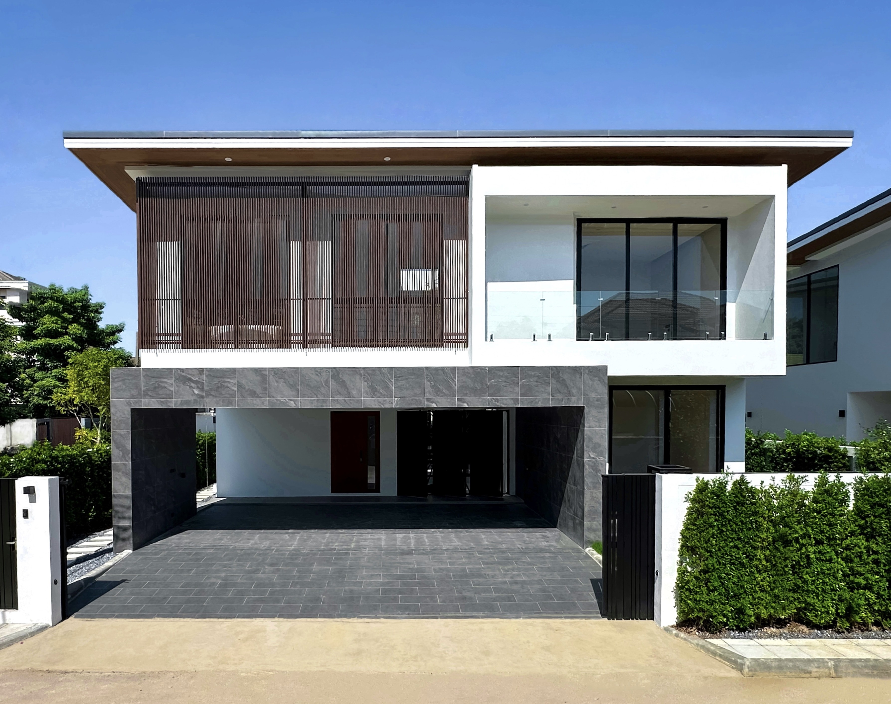 Luxury detached house for sale, Eden Project, Prawet-Chalerm Prakiat, large space 416 sq m, 4 bedrooms, near Suvarnabhumi and the motorway.