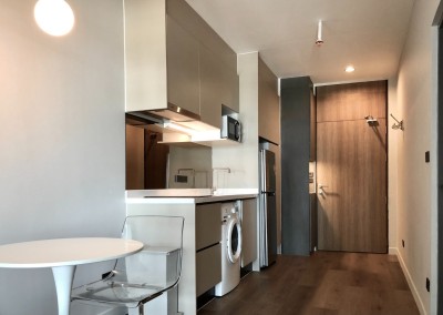 🔥For Rent Now🔥 Noble Solo, near BTS Thonglor (4-minute walk). Newly renovated unit. Convenient location, close to restaurants, cafes, and a full range of lifestyle amenities.