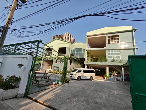 For rent: 2 office buildings and warehouses, total usable area 1,900 sq m, on an area of ​​over 1 rai, potential location on Rewadi Road. Near Nonthaburi Government Center and the Purple Line.