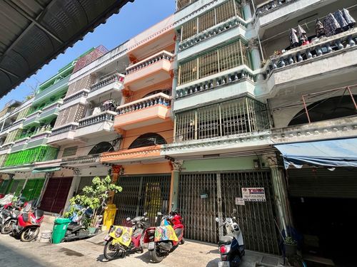 Building for sale, Soi Somdet Phrachao Taksin 22, Ratchaphruek Road, Krung Thonburi, near the BTS station.