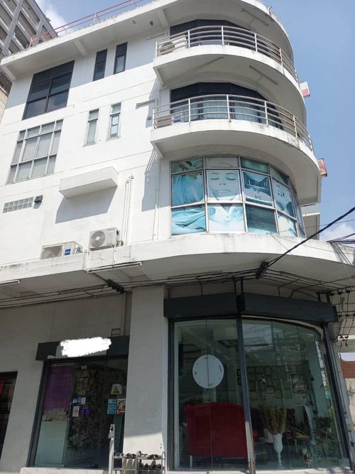For Rent 🏬 Corner Commercial Building (2 Units) ⛳ On On Nut Road, Opposite On Nut 54 💡 Suitable for Clinic, Café, Office, Institute, Spa, Showroom, or Pharmacy