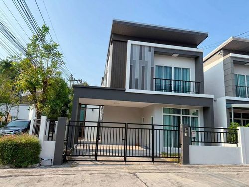 ให้เช่าบ้านแฝด หมู่บ้าน Trio Town Sriracha ศรีราชา หลังมุม ใกล้ J-Park