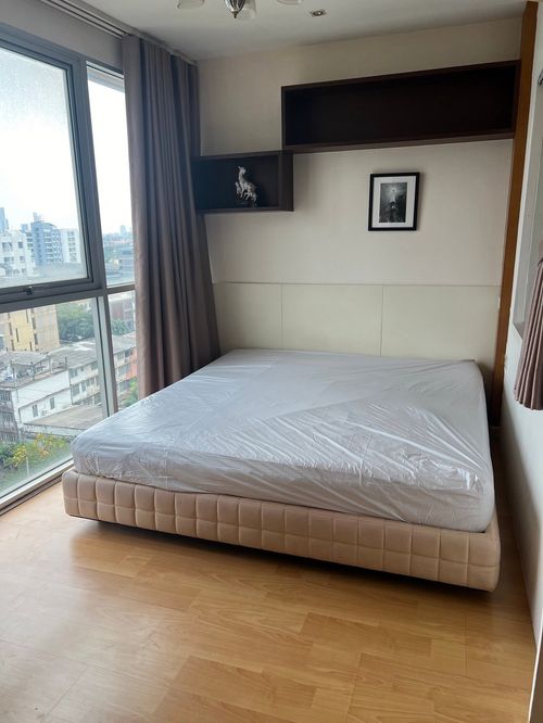 ★ St. Louis Grand Terrace ★ 47 sq m, 18th floor (1 bedroom, 1 bathroom), ★ Near BTS Surasak ★ Near Makro, Tesco Lotus, Central Rama 3 ★ Numerous amenities ★ Fully furnished with appliances ★