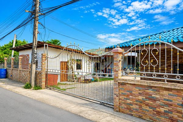 House for sale with land, Chiang Kham District, Phayao, wide area with warehouse on an area of ​​278 sq m, suitable for doing business / commercial building.