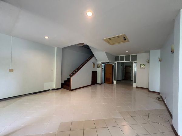 For Rent: 4-Storey Townhome, Only 950 meters from BTS Thonglor Located in Thonglor Soi 7 Land size 36 sq.wah | Usable area 450 sq.m. 6 bedrooms, 4 bathrooms