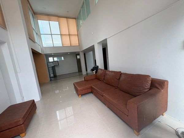 For Rent: 3-Storey Townhome, Only 2 km from BTS Ekkamai Located in Pridi Banomyong 31 Land size 27 sq.wah | Usable area 178 sq.m. 3 bedrooms, 3 bathrooms