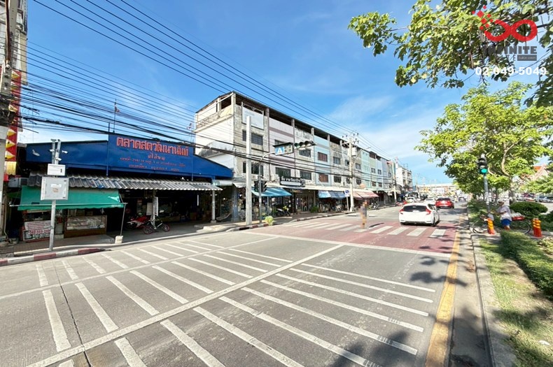 Commercial building for sale, 3 floors, 3 units, 39 sq m, in Watthananan Market, Don Mueang, next to Songprapha Road.