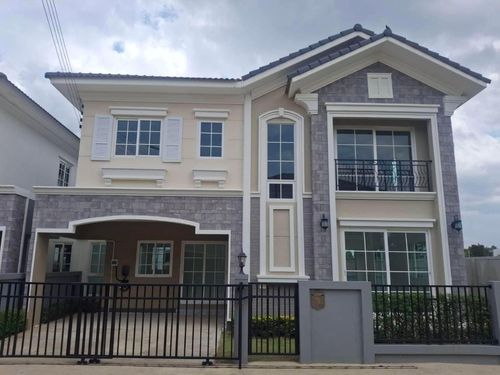 2-story detached house for sale, Golden Village Project, Chiang Rai - Big C, airport intersection, corner house, good location, convenient travel.