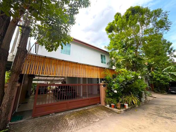 บ้านเดี่ยว ติดถนนวิภาวดี ใกล้สโมสรตำรวจ ห้องน้ำในตัวทุกห้อง 