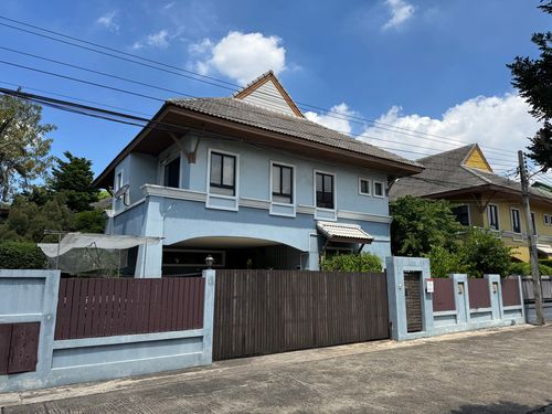 2-story detached house for sale, The Home Village, Suan Phak 60, good location, convenient travel, near the expressway entrance and exit.