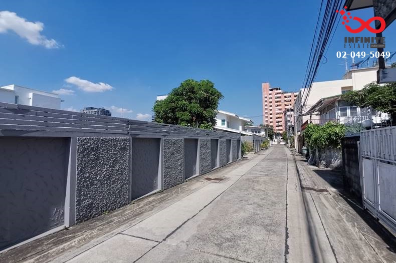 Land for sale, 182 square meters, Sutthisan Road, Winitchai, Soi Inthamara 28, near the expressway, MRT Ratchadaphisek.