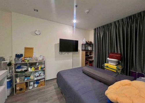 Selling at a loss! The best value price in the project Rich Park Triple Station Rich Park @Triple Station condo, prime location on Srinakarin Road. Convenient travel near the skytrain and Airport Rail Link.