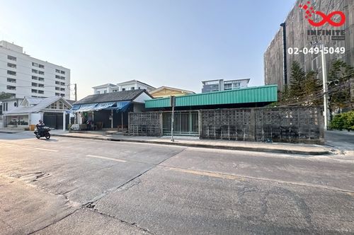 Land for sale 244 sq m., Soi Ratchadaphisek 17, Inthamara 45, Ratchadaphisek Road. with old house