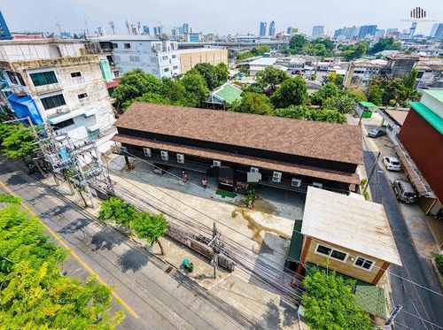 Open to all offers!!! Ready to continue the business immediately, building with BBQ restaurant for sale, 503 sq.m., at the entrance of Soi Charan Sanitwong 32, with a long-term lease of 18 years on 256 sq.w. of land, special price!!