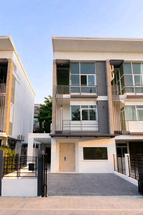 📍 Very good location, next to the road in the alley, convenient to travel, quiet atmosphere, private, no common fees.