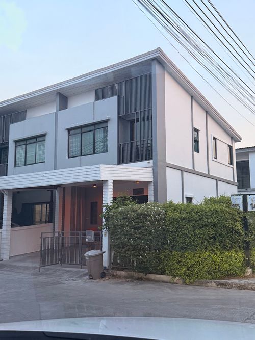 Townhome for rent, 2 floors, corner room, Stories Project, On Nut-Wongwaen. Air conditioned, fully furnished, 3 bedrooms, 2 bathrooms, rental price 25,000 baht/month.