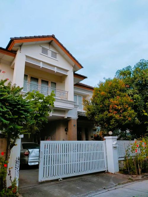 Detached house in a rare location! Not deep inside the alley!! Village entrance less than 1 km from Kanchanaphisek Road. For sale: Single house, 53.5 sq.wah, Plai Bang Road area, near U-turn, Wat Sri Prawat & Wat Sri Rueang Boon, Bang Kruai, Nonthabur
