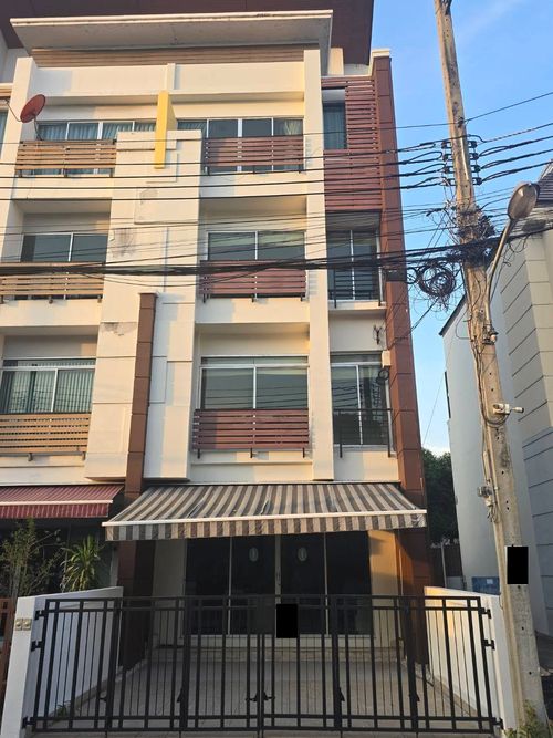 หลังมุม 26.7ตรว 6นอน5น้ำ2จอด ทาวน์โฮม 4 ชั้น บ้านกลางเมือง เออร์บาเนี่ยน ลาดพร้าว 71 