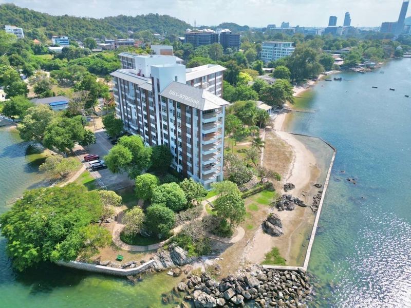 Luxury beachfront condo in Bang Phra, Sriracha, Golden Coast Phase 1, sea view, fully furnished.