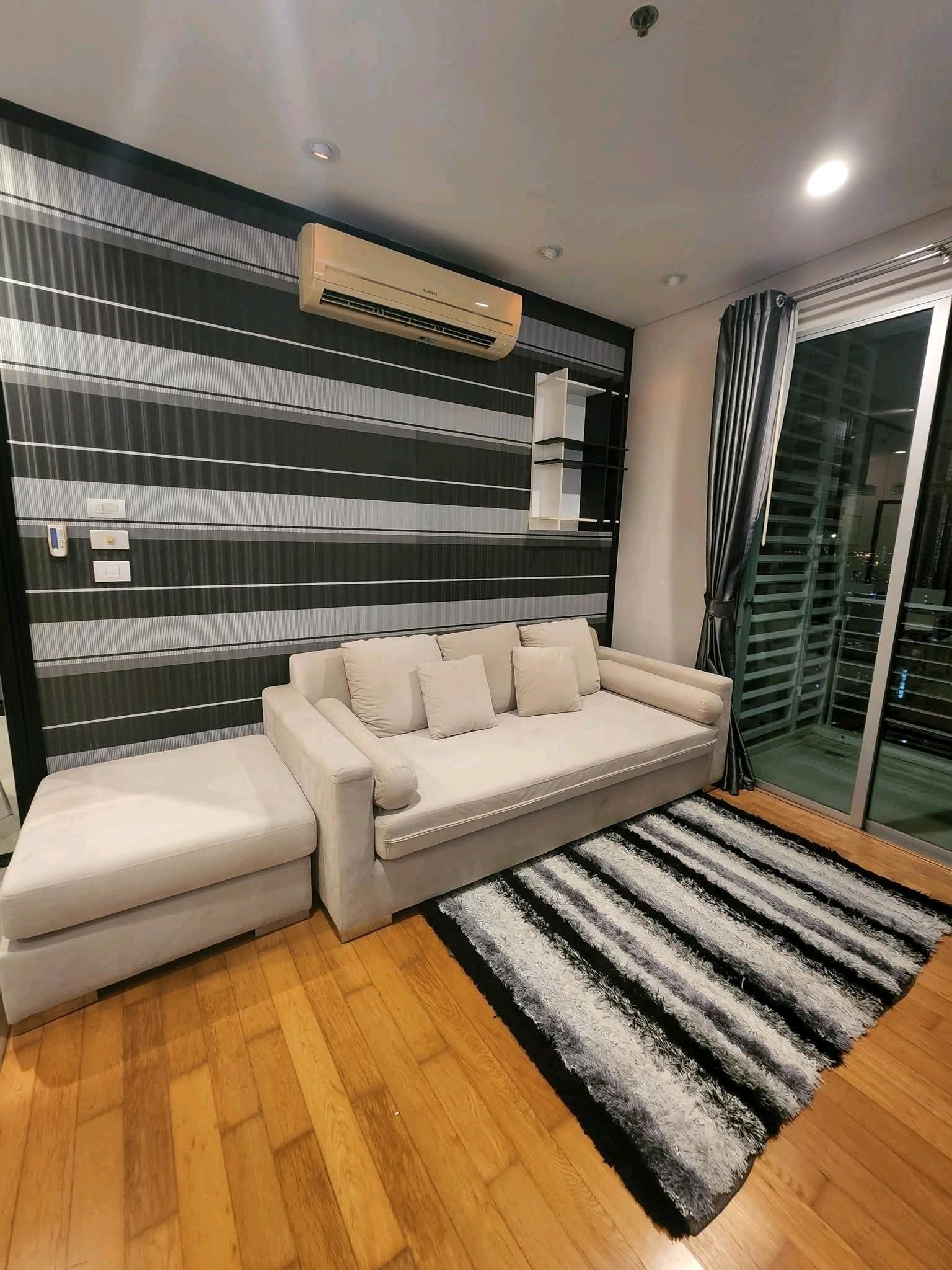 Condo for rent, Villa Sathorn, 30th floor, near BTS Krung Thon, Sathorn, Silom, convenient travel, beautiful room, make an appointment to see the room.