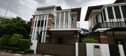 3-story detached house for rent, Baan Klang Krung The Niche Ratchavipha project, air conditioned, fully furnished, ready to move in. There are 3 bedrooms, 2 work rooms, 5 bathrooms, 1 maids room. Rental price 120,000 baht/month.