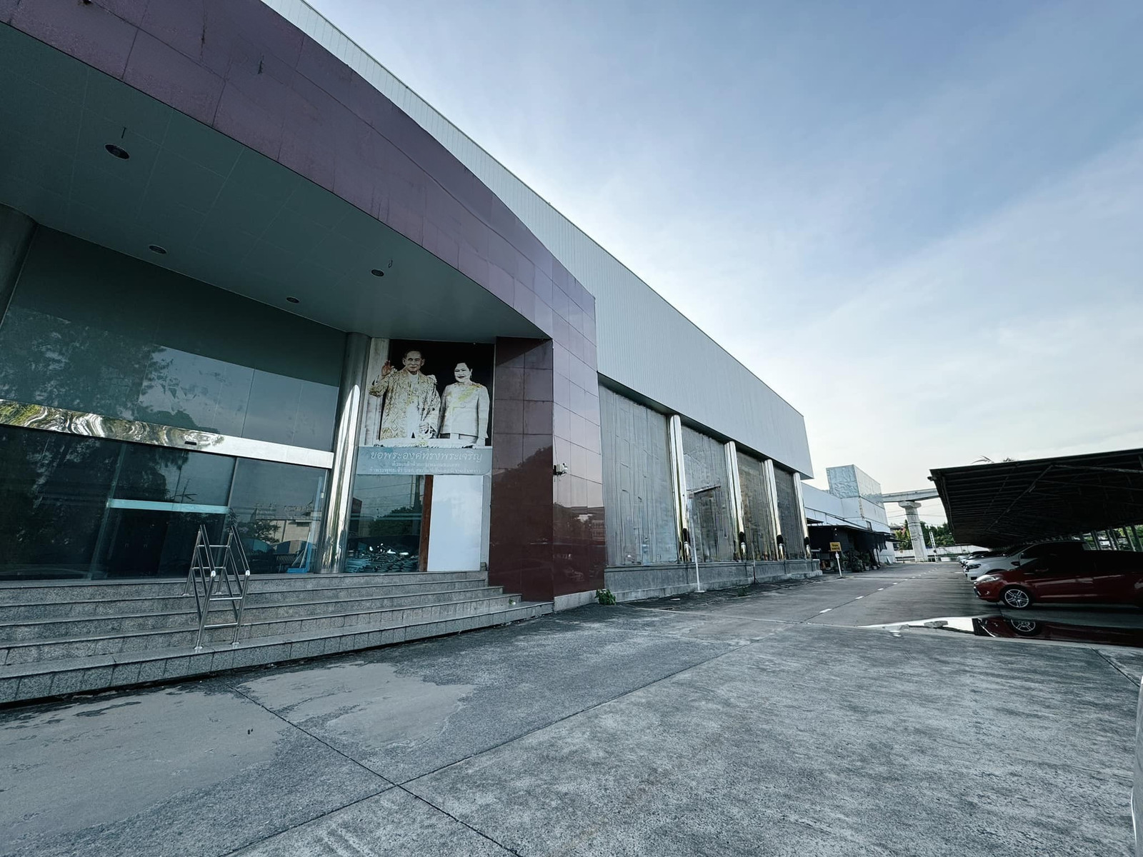 ให้เช่าโชว์รูมพร้อมโกดังขนาดใหญ่ 6.5 ไร่ (13,000 ตร.ม.) สี่แยกมีนบุรี เข้า-ออก 2 ทาง ใกล้ MRT เศรษฐบุตรบำเพ็ญ 200 ม.