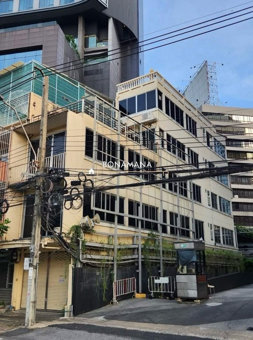 Commercial building for rent, next to the main road Sathorn - Rama 4 - Lumpini Park, near Q House and Dusit Central Park, office areas and foreigners (MRT Lumpini 200m) Commercial building for rent, next to the main road Sathorn - Rama 4 - Lumpini Park, near Q House and Dusit Central Park, office areas and foreigners (MRT Lumpini 200m)