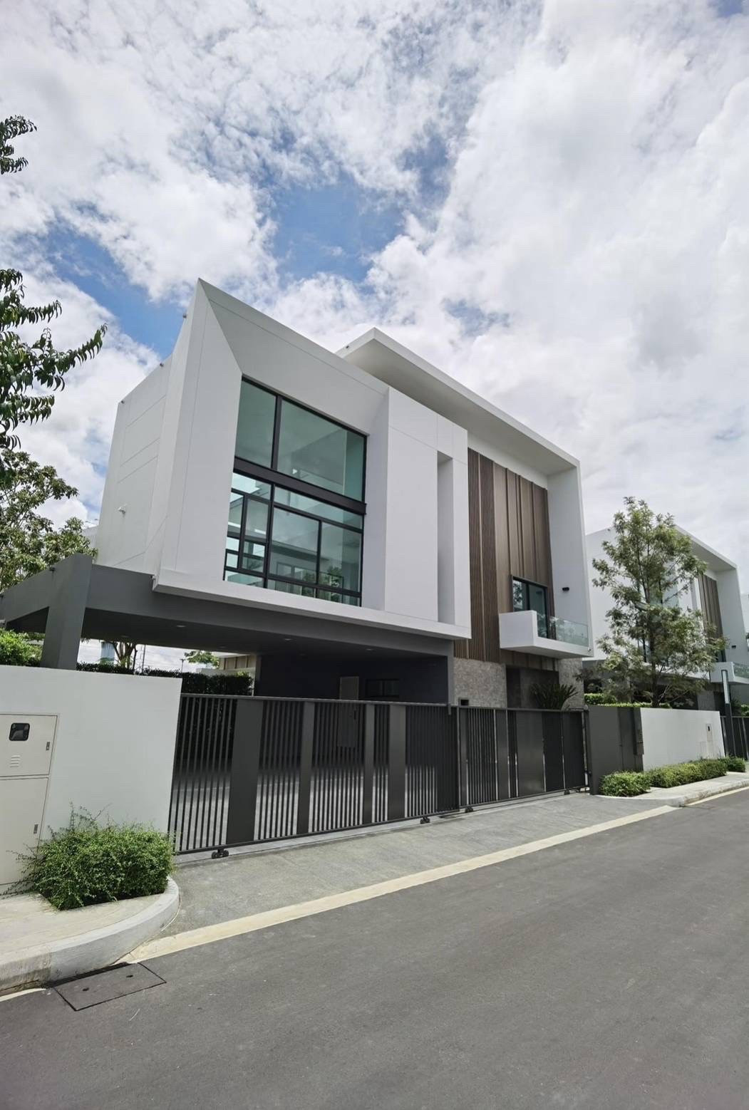 Luxury House Nantawan Rama 9 Srinakarin 3 Storey 380 sq.m 102.1 sq.w 4 Bedrooms Near Wellington College and Krungthep Kreetha Golf Course