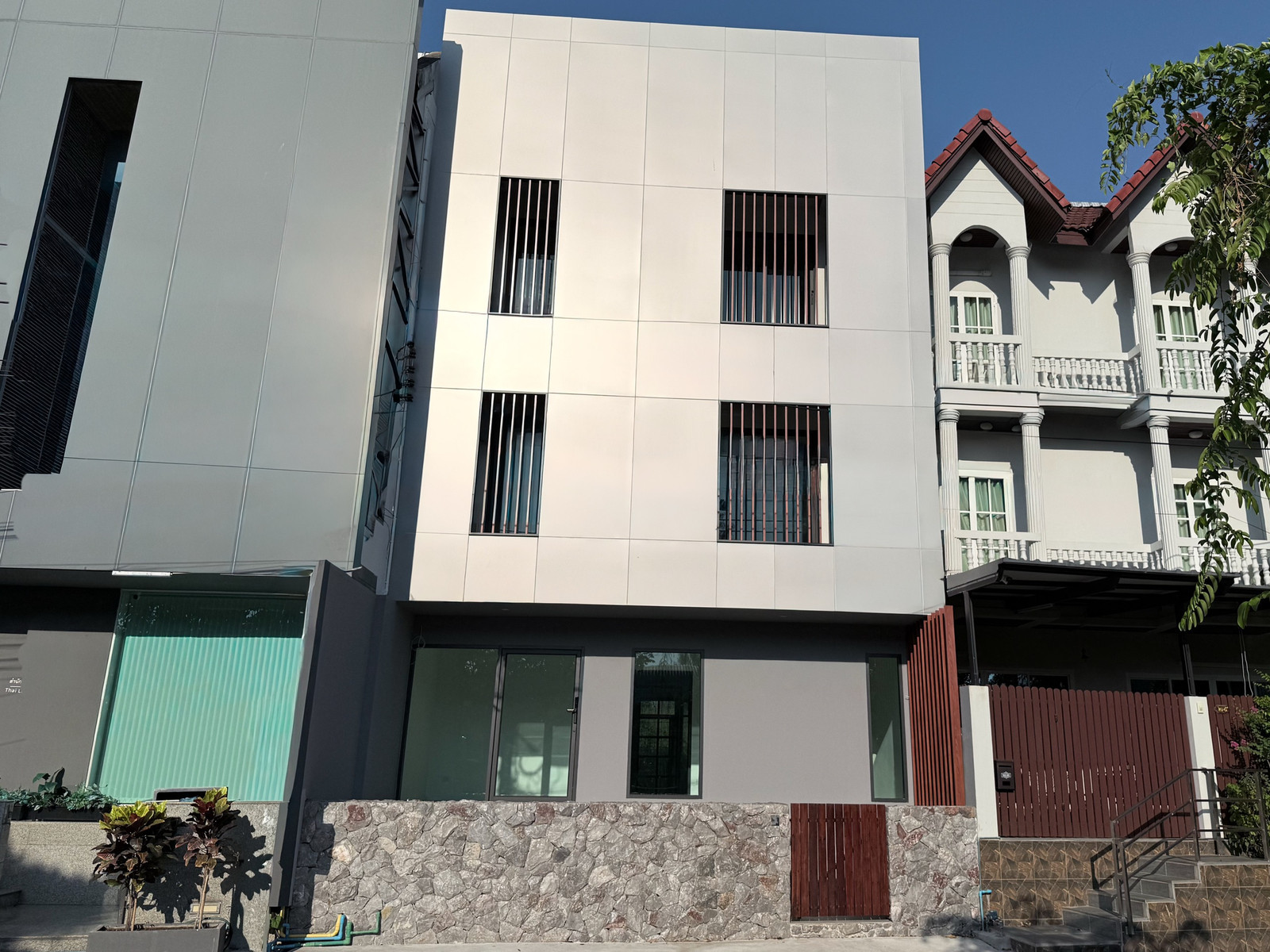 Home office for rent, Soi On Nut 88/4, next to solar cells. Home office for rent, Soi On Nut 88/4, next to solar cells.