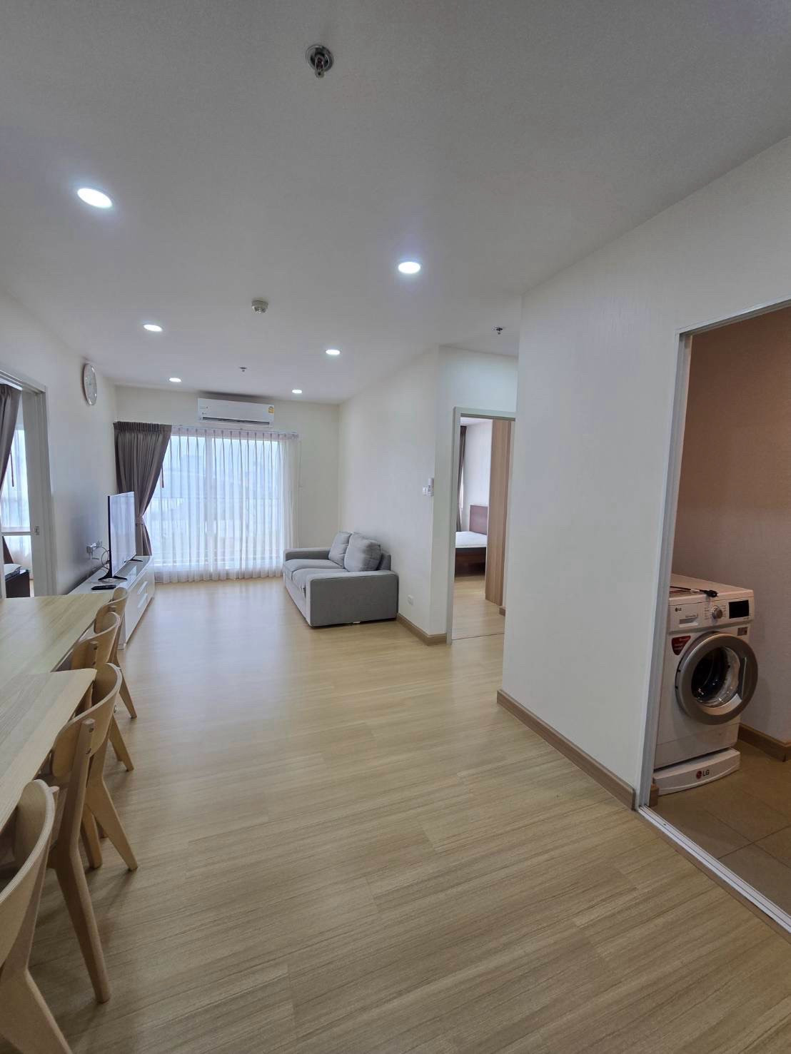 Large room, 2 bedrooms, next to the MRT Orange Line, Ramkhamhaeng location, convenient travel. Large room, 2 bedrooms, next to the MRT Orange Line, Ramkhamhaeng location, convenient travel.