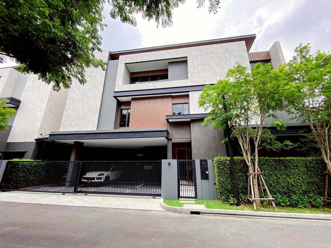 ขายบ้านเดี่ยวสุดหรู The Honor โยธินพัฒนา แปลงริม Private Pool Villa 6ห้องนอน + 2 ห้องอเนกประสงค์ 8 ห้องน้ำ ราคา 72ลบ. ขายบ้านเดี่ยวสุดหรู The Honor โยธินพัฒนา แปลงริม Private Pool Villa 6ห้องนอน + 2 ห้องอเนกประสงค์ 8 ห้องน้ำ ราคา 72ลบ.