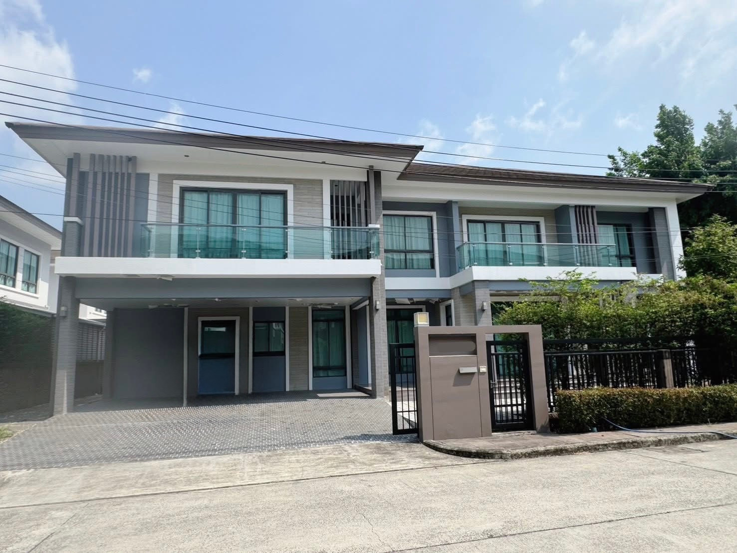 The Palm Phattanakarn 38: 107sqwah 400sqm. 4bed 4bath 1maid Sell: 36,000,000 Rent: 190,000/mth. Am: 0656199198 The Palm Phattanakarn 38: 107sqwah 400sqm. 4bed 4bath 1maid Sell: 36,000,000 Rent: 190,000/mth. Am: 0656199198