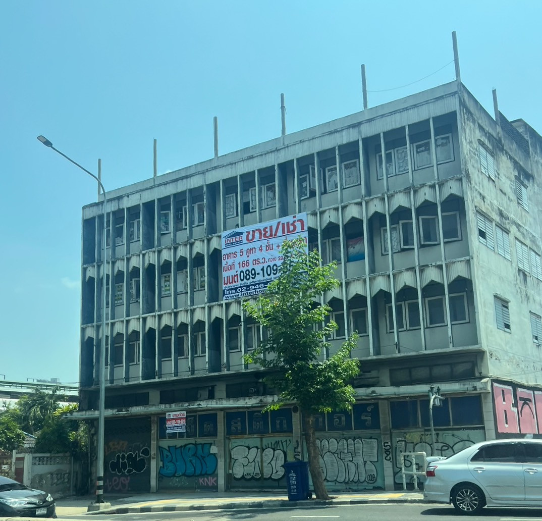 For sale/rent, 4-story office building with 5 rooftops, 8+ parking spaces behind the building, next to Charan Road, 166 sq m., near Yanhee Hospital, MRT Bang O.