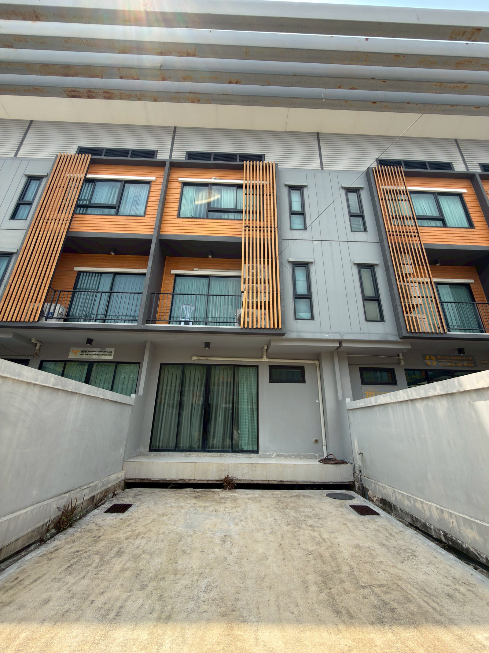 For sale/rent, 3-story townhome, Eco Space Bangna-Wongwaen, good location, convenient travel, near Mega Bangna.