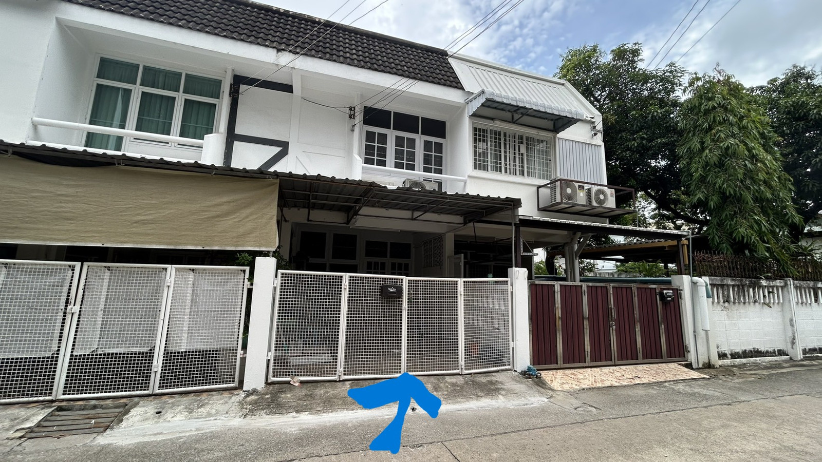 House for rent/sale near MRT Suthisan, only 300 meters (for rent 19,000 baht per month, selling for 5.6 million baht) House for rent/sale near MRT Suthisan, only 300 meters (for rent 19,000 baht per month, selling for 5.6 million baht)