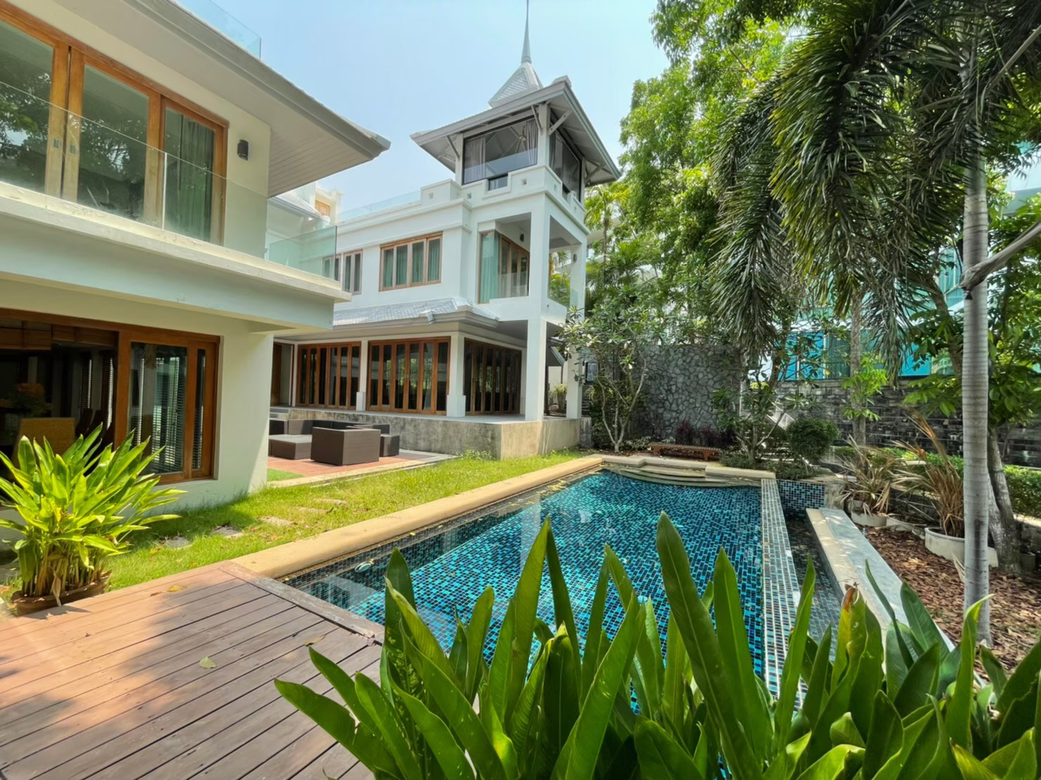 บ้านหรูติดทะเล พัทยาเหนือ ติดปราสาทสัจธรรม / 5 ห้องนอน (เช่า), Luxury Beachfront House North Pattaya / 5 Bedrooms (FOR RENT) KP020