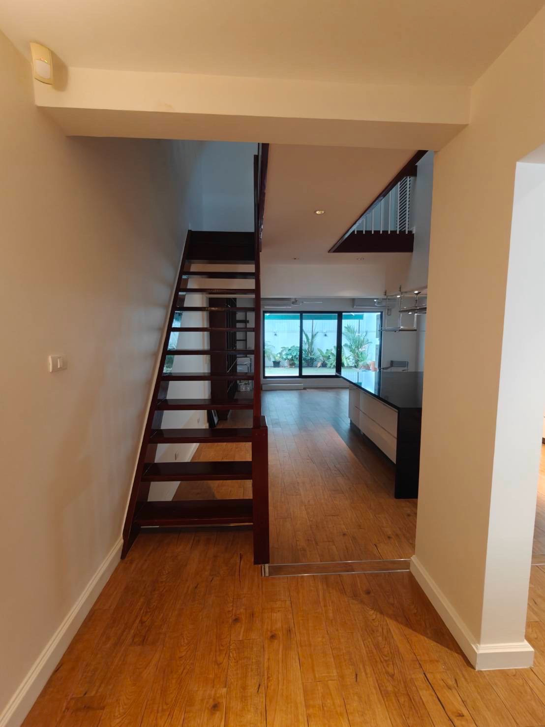 🏡 A Hidden Sanctuary in the Heart of Sukhumvit ✨Rare Luxury Townhome ใจกลางสุขุมวิท 49/4 🚘พร้อมพื้นที่จอดรถส่วนตัว 3 คัน 📍ติด ELC International School และใกล้ รพ.สมิติเวช เพียง 200 เมตร – รูปที่ 3