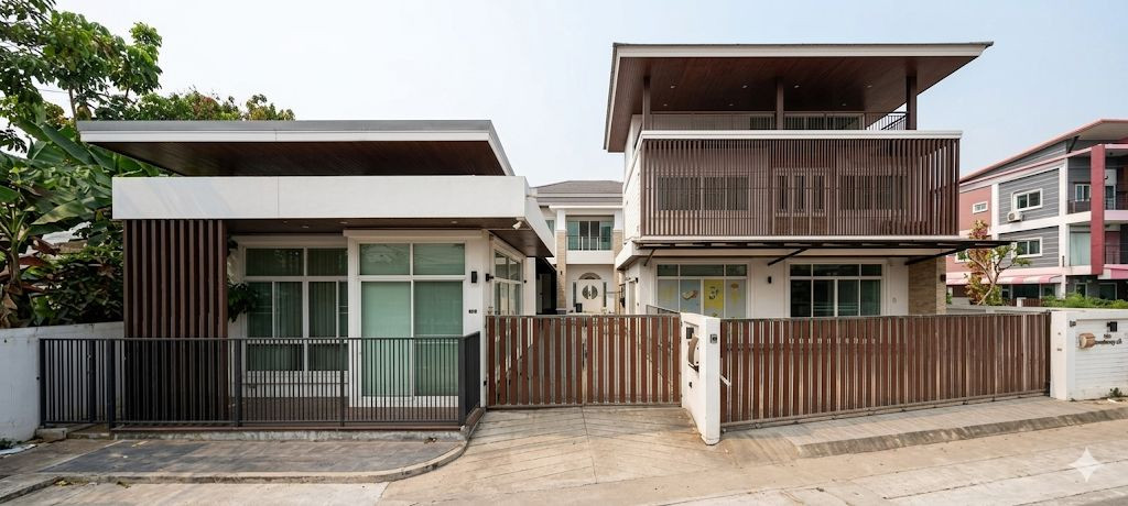 BL131| ขายด่วน! ขายบ้านหรูสไตล์โฮมออฟฟิศ 3 หลัง ทำเลใกล้เมืองเชียงใหม่ ถนนสมโภชเชียงใหม่ 700ปี อ.สันทราย จ.เชียงใหม่ (ราคาถูก! ราคา 13,900,000 บาท ) – รูปที่ 2