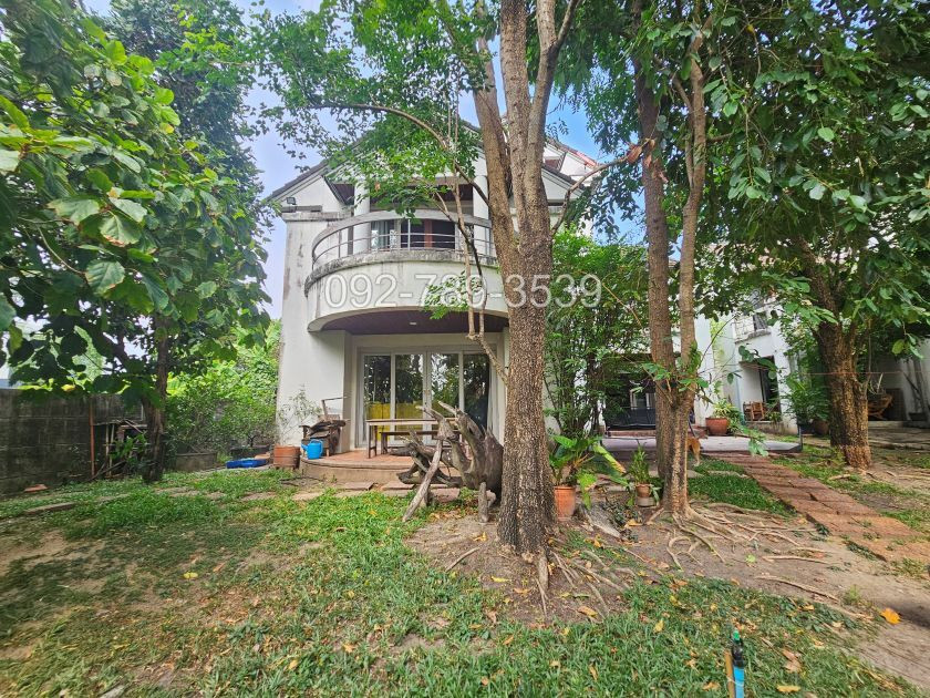 ขายบ้านเดี่ยว 3 ชั้น หมู่บ้านเมืองเอก โครงการ 4 หน้าบ้านติดน้ำ วิวสนามกอล์ฟวิสต้า  ระเบียงและสวนรอบบ้าน บรรยากาศร่มรื่น – รูปที่ 3