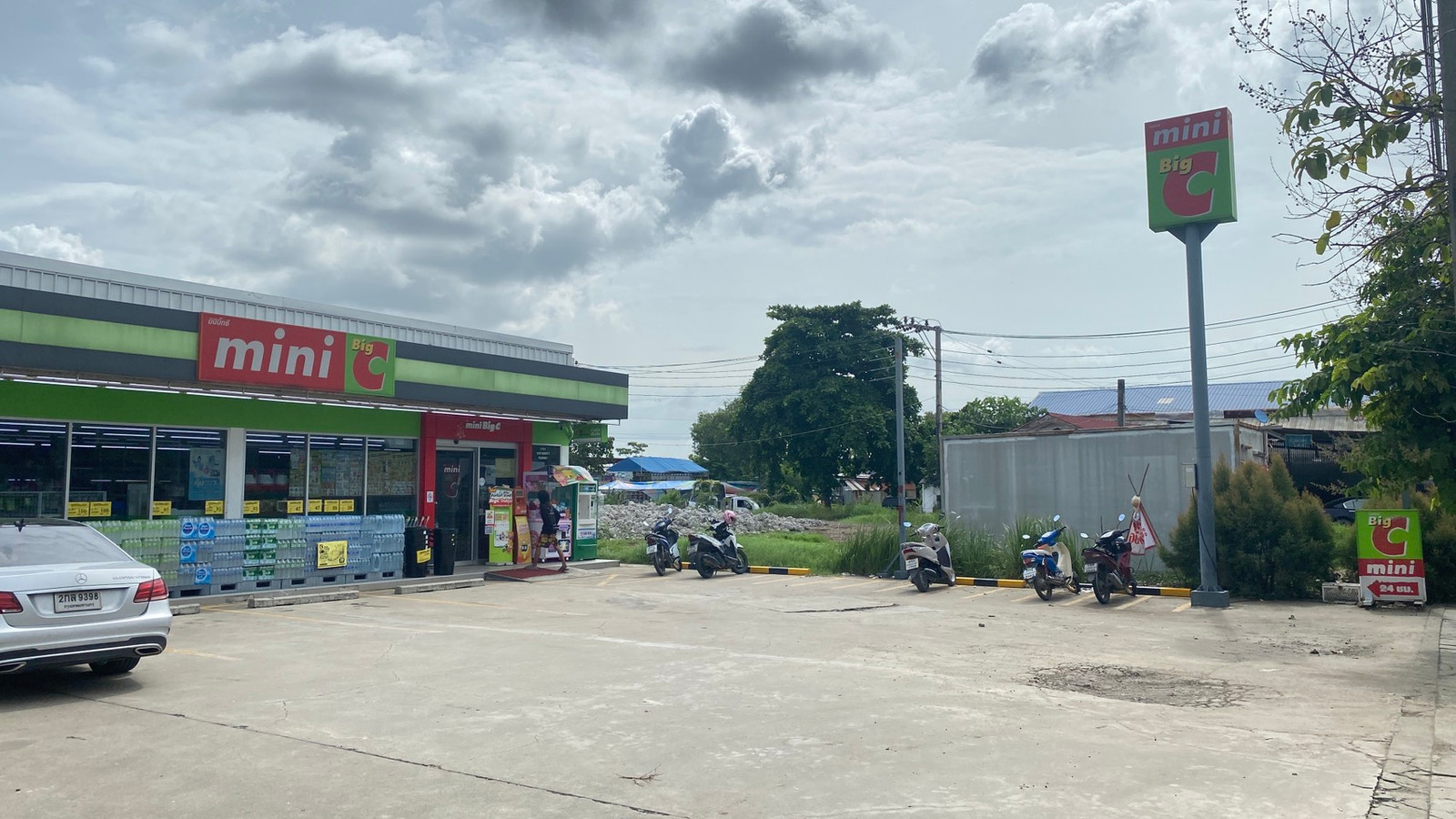 Land for sale, 400 sq m., Or Ngoen, Watcharaphon, convenient entry and exit, near Chatuchok Expressway. Land for sale, 400 sq m., Or Ngoen, Watcharaphon, convenient entry and exit, near Chatuchok Expressway.
