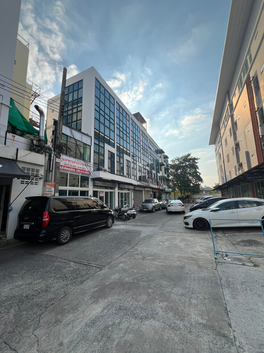 อาคารพาณิชย์ ซอย ลาดพร้าววังหิน 33 บ้านเลขที่ 1 อาคารพาณิชย์ ซอย ลาดพร้าววังหิน 33 บ้านเลขที่ 1