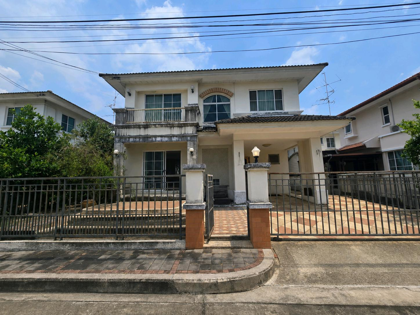 Beautiful house, very good location, convenient transportation, near Mahidol Salaya. Or Borommaratchachonnani Road, only 2 minutes, easy to enter the city or take the expressway. Located near the sky parallel, Borommaratchachonnani Rd. Beautiful house, very good location, convenient transportation, near Mahidol Salaya. Or Borommaratchachonnani Road, only 2 minutes, easy to enter the city or take the expressway. Located near the sky parallel, Borommaratchachonnani Rd.
