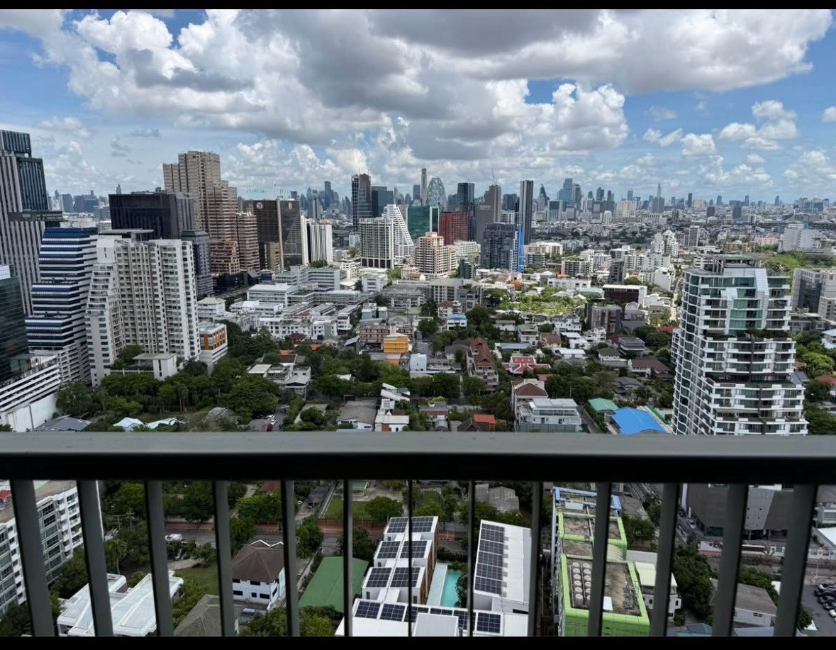 ❤️🏙️ ให้เช่า คอนโด Rhythm Pahon Ari ชั้นสูง วิวเมืองสวยมาก. line @900cqqhk 
ริทึ่ม พหลโยธิน-อารีย์ | 1 นอน 1 น้ำ | 48 ตร.ม.
✨ ห้องชั้นสูง วิวกรุงเทพแบบพาโนรามา มองเห็น skyline กลางวันสวยมาก
🛋️ เฟอร์นิเจอร์ครบพร้อมอยู่ — โซฟาขาว ตู้เสื้อผ้า walk-in – รูปที่ 4