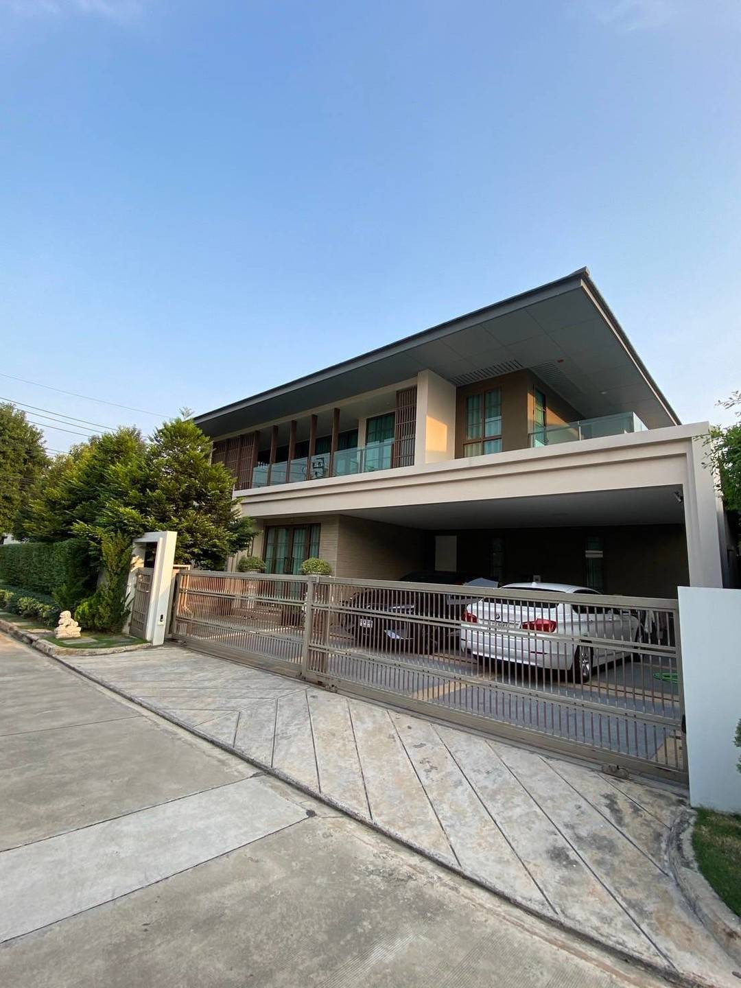 Single house for rent Setthasiriphahon-Watcharaphon (105 sq m.) 4 bedrooms, 5 bathrooms, corner house, opposite the clubhouse. Single house for rent Setthasiriphahon-Watcharaphon (105 sq m.) 4 bedrooms, 5 bathrooms, corner house, opposite the clubhouse.