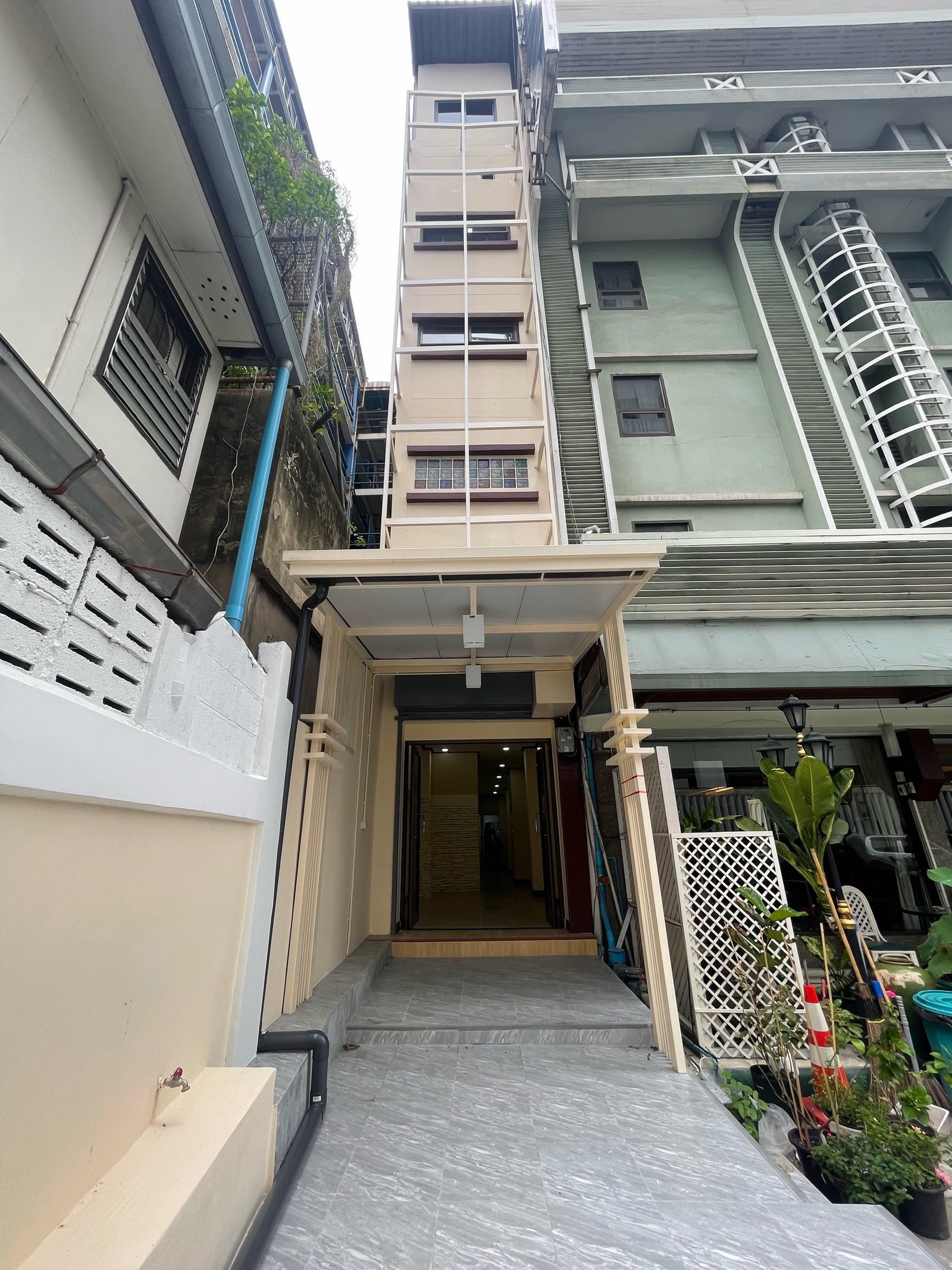 🔥 Newly renovated commercial building for rent. In the heart of Silom-Surawong Soi 5 📍Near BTS Saladaeng, only about 500 meters 🔥Near Patpong, next to Wall Street Tower🔥🔥
