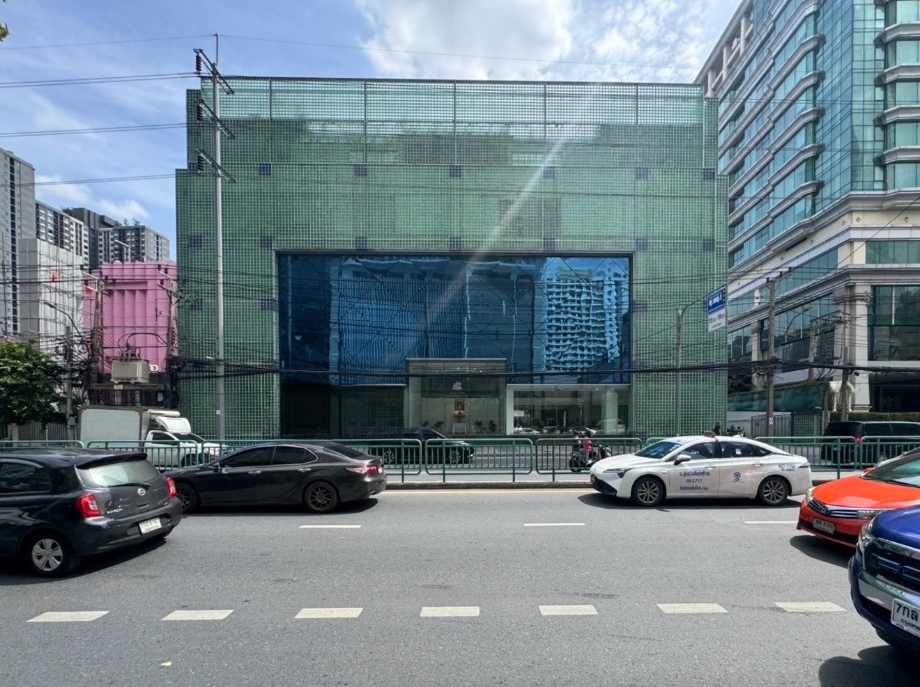 For rent, business space, 1st-2nd floor, total 843 sq m. MRT Phetchaburi 350 meters, opposite SWU, next to the main road, New Phetchaburi + has parking. For rent, business space, 1st-2nd floor, total 843 sq m. MRT Phetchaburi 350 meters, opposite SWU, next to the main road, New Phetchaburi + has parking.