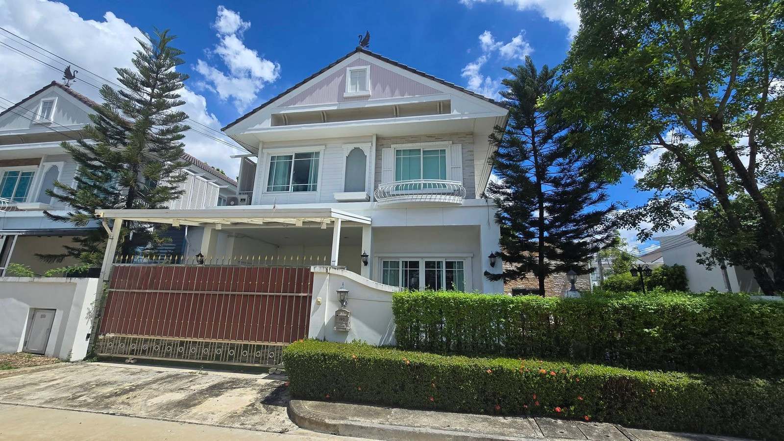 บ้านเดี่ยว 2 ชั้น หลังมุม ขายถูกสุดในโครงการ โครงการ Perfect Place รามอินทรา–วงแหวน เนื้อที่ 70 ตารางวา  พื้นที่ใช้สอย 204 ตารางเมตร 4 ห้องนอน 3 ห้องน้ำ  1 ห้องโฮมเธียเตอร์