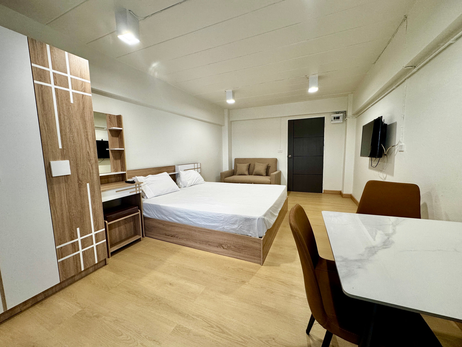 Condo for sale, Eua Amorn Suk (Old Pak Nam Railway), near Sukhumvit 62, Building 1, fully furnished and air conditioned. Condo for sale, Eua Amorn Suk (Old Pak Nam Railway), near Sukhumvit 62, Building 1, fully furnished and air conditioned.